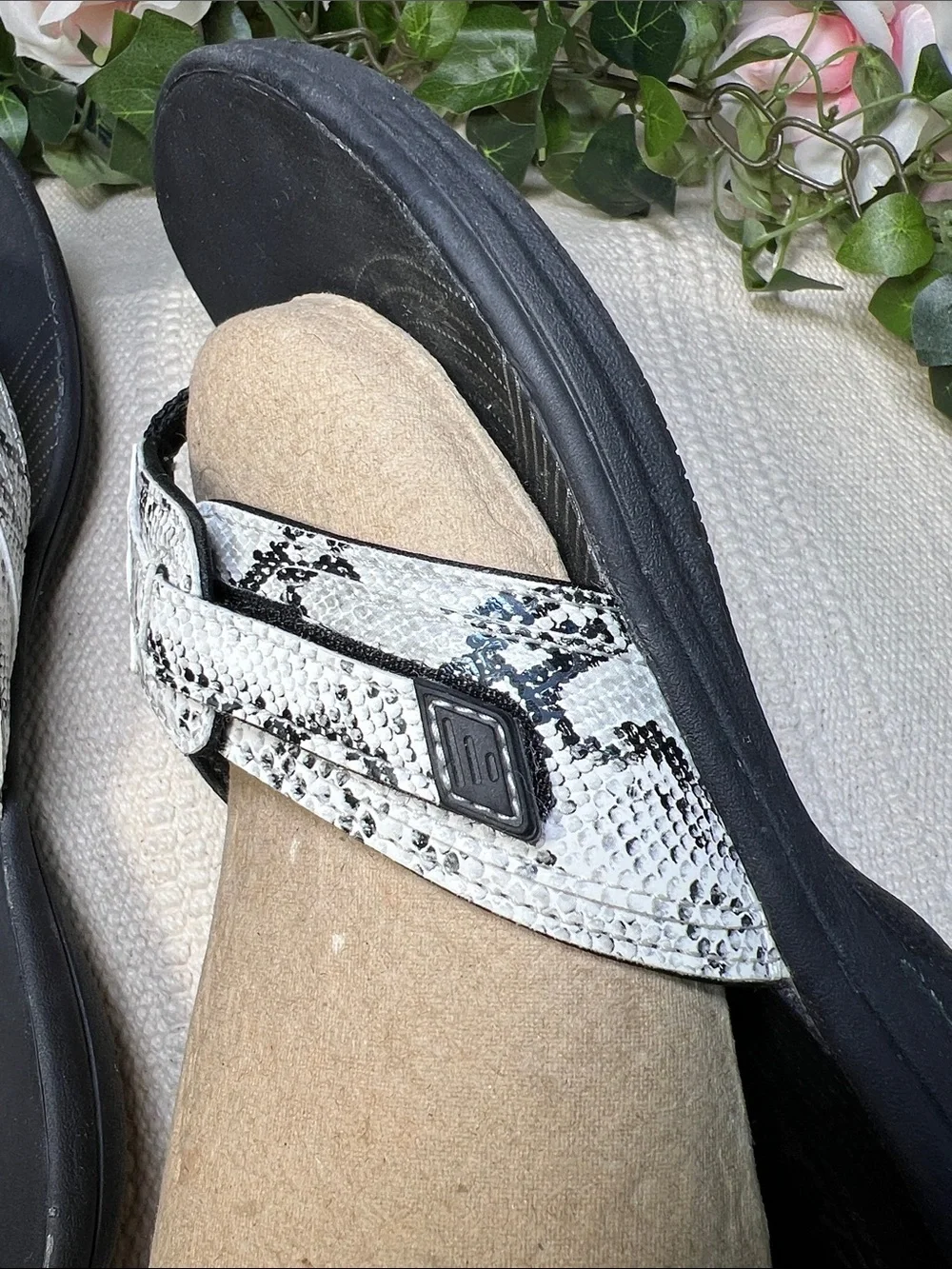 🩴Clarks Cloudsteppers Women's Black & White Snake-Print Slide Sandals